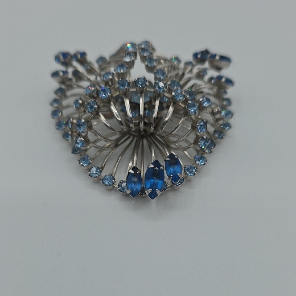 Elegant Silver and Blue Brooch - Picture 3 of 8